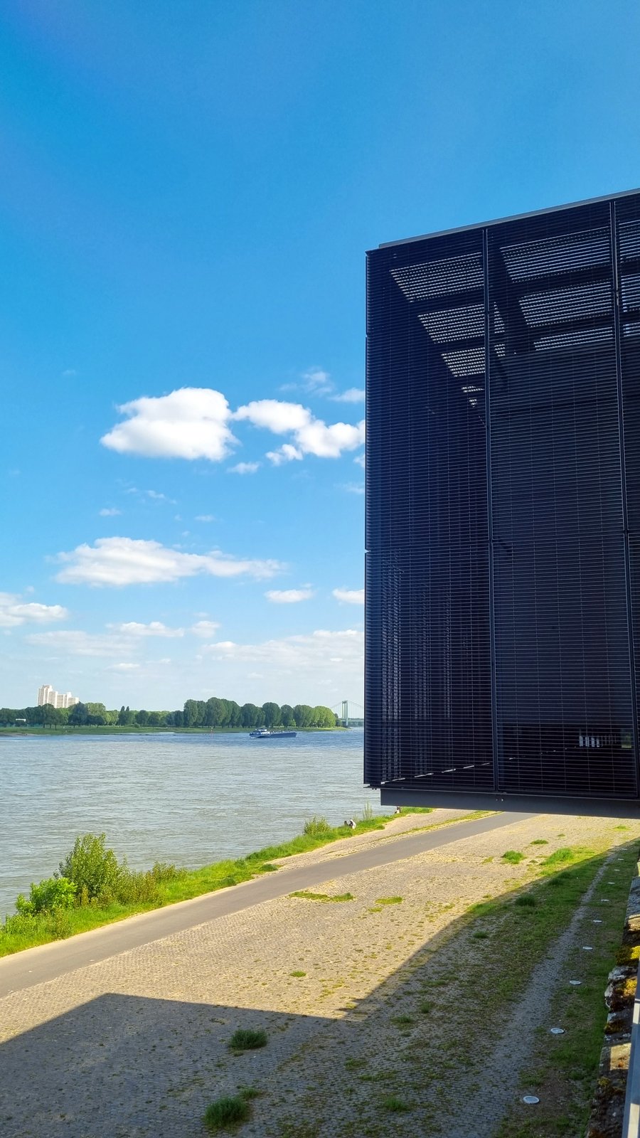 Das Pumpwerk Schönhhäuser Straße – direkt am Rhein