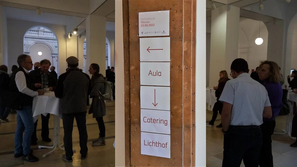 Informeller Austausch im Lichthof der HFT Stuttgart.