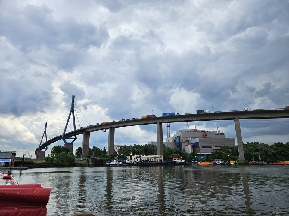 Blick auf die Köhlbrandbrücke von der Hafenbarkasse aus
