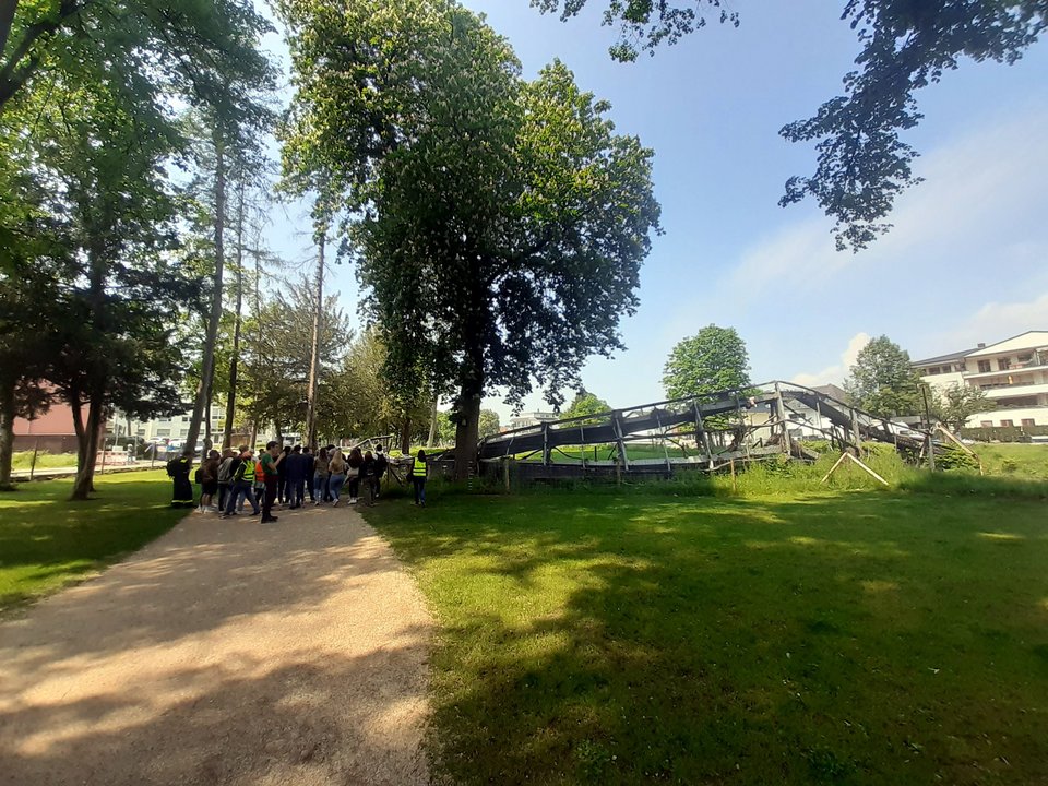 Zerstörte und weggerissene Fußgängerbrücke – die Kraft des Wassers!