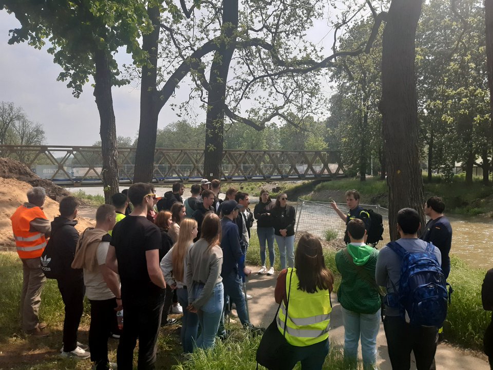 Behelfsbrücke aus Stahlsegmenten – immer noch im Einsatz