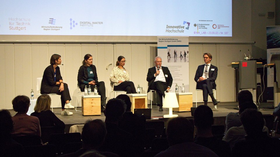 Podiumsdiskussion mit Hannah Pinell (IBA27), Michaela Rohrbach (Institut für sozial-ökologische Forschung), Prof. Dr.-Ing. Sonja Bauer (OTH Amberg-Weiden), Prof. Dr.-Ing. habil. Martin Wagner (TU Darmstadt) und Prof. Dr.-Ing. Michael Bach (HFT Stuttgart) 