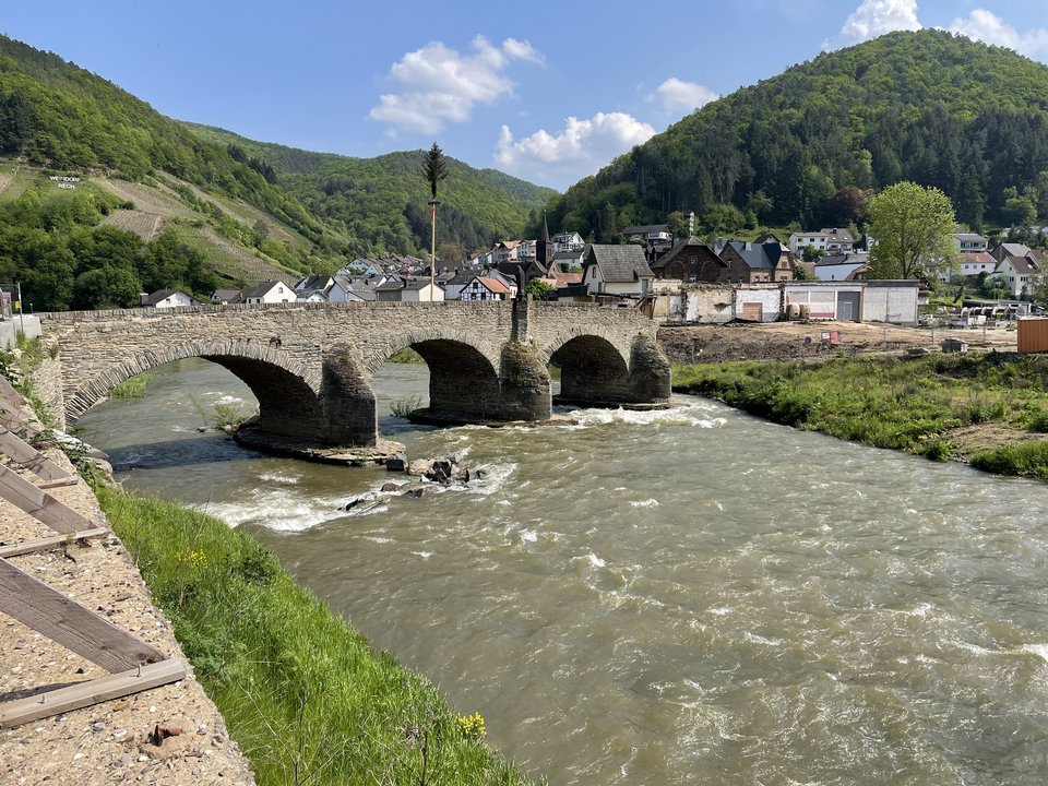 Zerstörte Nepomukbrücke in Rech