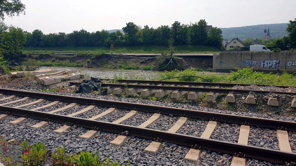 Bahntrasse und L 266 - beide verlaufen direkt entlang der Ahr