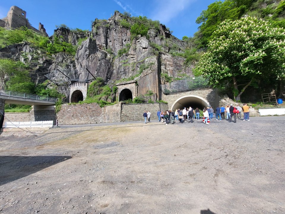 Exkursionsgruppe vor dem durchströmten Straßentunnel in Altenahr