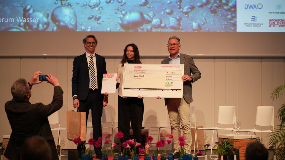 Überreichung des #zukunftspreises #wasser an Frau Kling durch Herrn Maier von Klinger und Partner
