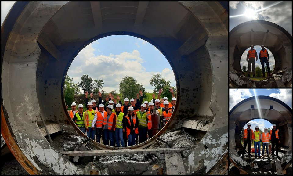 Kleine Bauingenieure in großem Rohr
