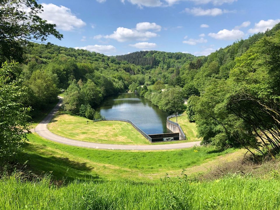 Tosbecken und Ausgleichsbecken auf der Luftseite des Dammes