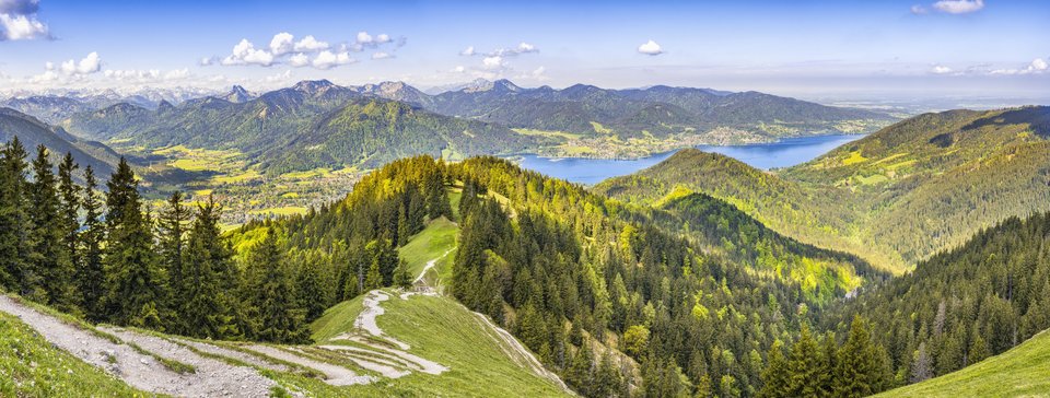 Blick aus den Voralpen auf den Tegernsee.
