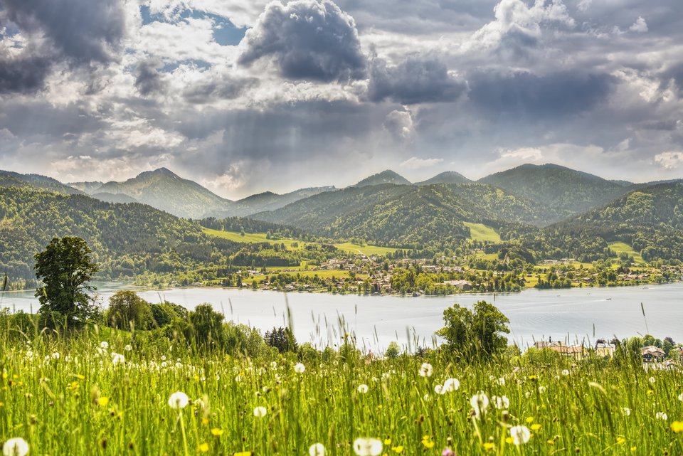 Tegernsee mit Alpenhintergrund.