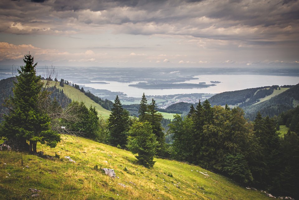 Blick von oben auf den Chiemsee.