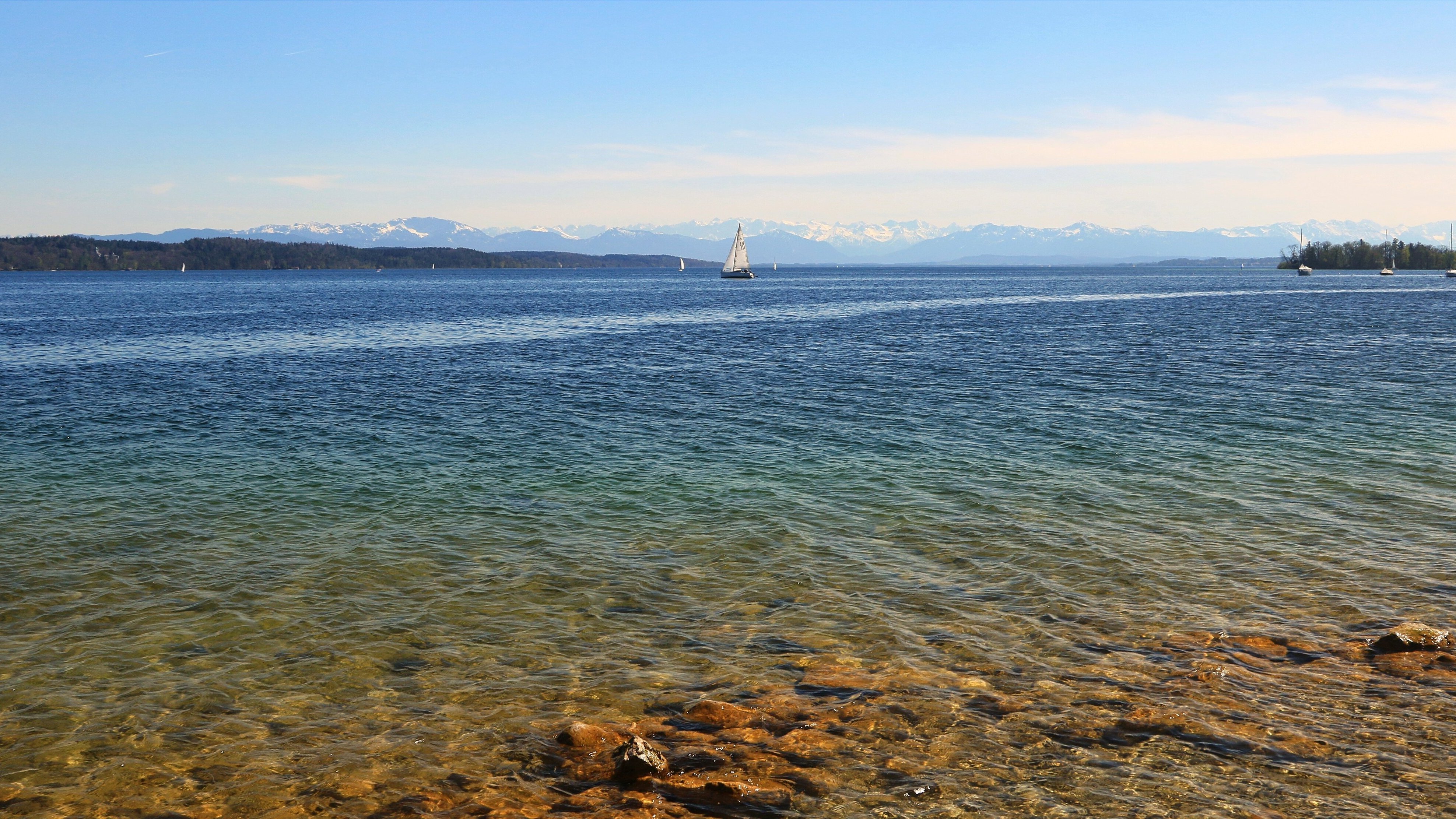 Klares Wasser im Starnberger See.