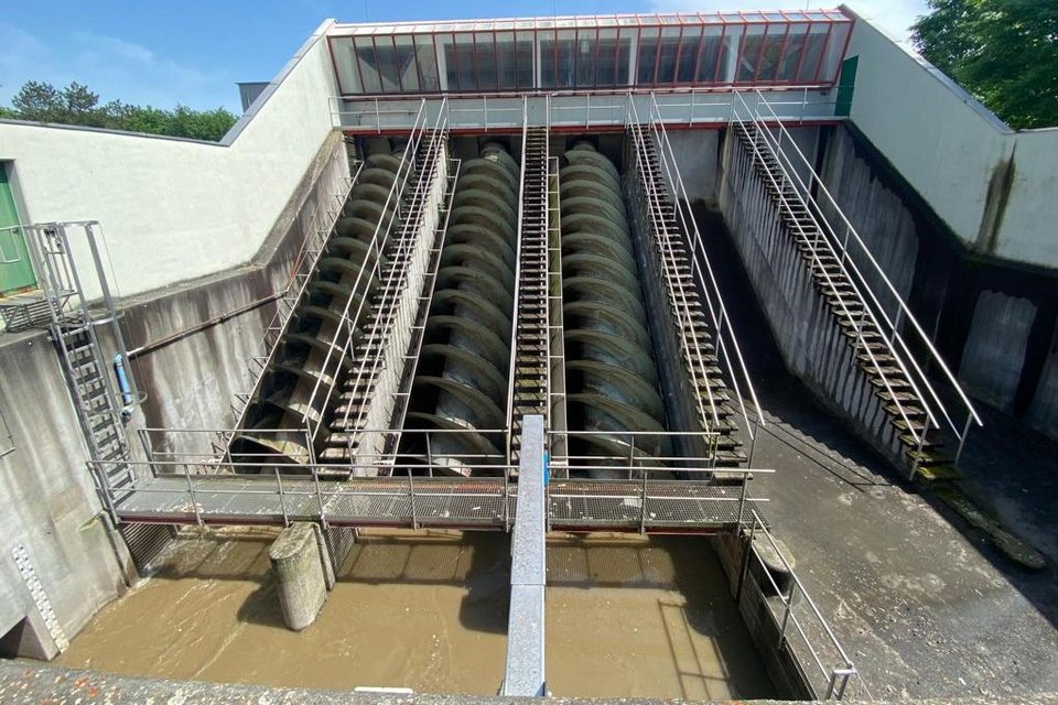 Förderschnecken nach dem Zulauf der Kläranlage Breisgauer Bucht 