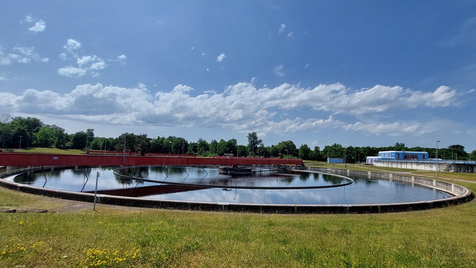 Nachklärbecken der Kläranlage Breisgauer Bucht im Betrieb